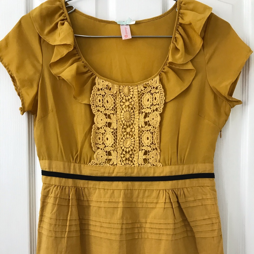 Gorgeous Mustard DownEast top. Size M
